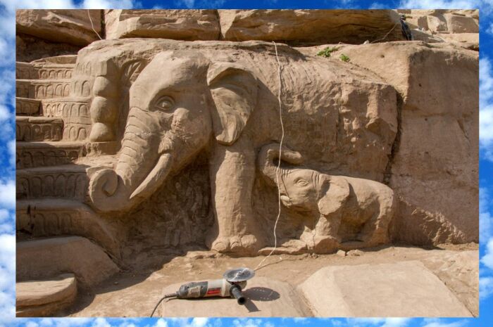 Слон из песчаника.