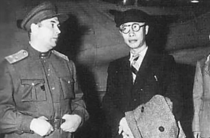 Бывший китайский правитель в сопровождении советского офицера. 