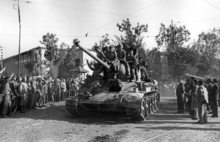 Советские танкисты въезжают в освобождённый Бухарест. /Фото: ТАСС