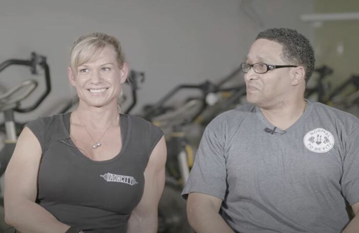 Тина и Карл, фитнес-тренер и мотиватор. Видеокадр.