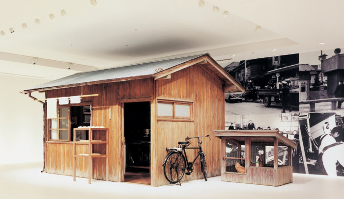 В таком сарае Момофуку экспериментировал с лапшой. Точная копия в музее в Йокогаме. /Фото: cupnoodles-museum.jp