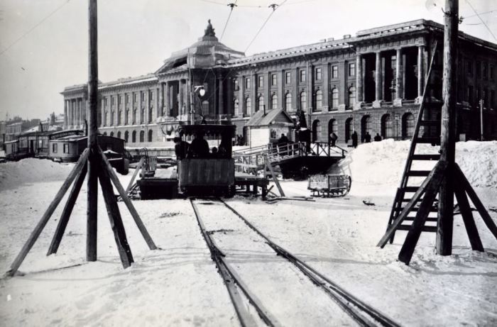 Столбы были вморожены прямо в лёд. /Фото:getmuseum.ru