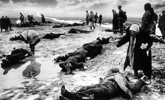 «Горе» (Фотография евреев, убитых в Крыму в 1942 году). /Фото: Дмитрий Бальтерманц
