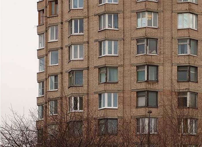 Окна в доме большие, двойные. /Фото:the-village.ru