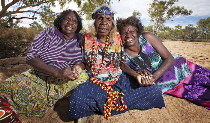 Светловолосая бабушка-аборигенка с соплеменницами. /Фото:taylrrenee.com