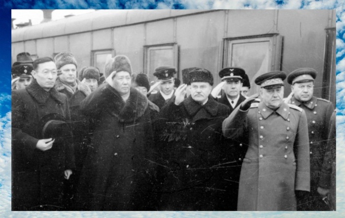 Мао прибыл в СССР на поезде.