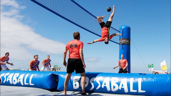 Боссабол: смесь волейбола, футбола, гимнастики и капоэйры. /Фото: bigsports.ru