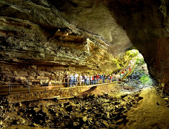 Туристы в пещере. /Фото: bangkokbook.ru