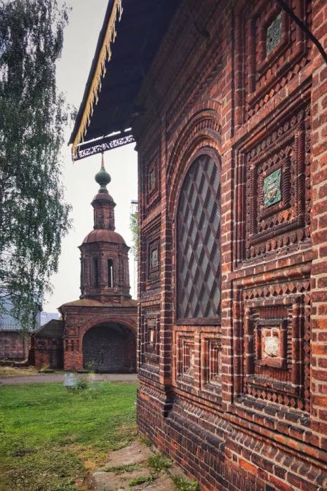 Чем уникальна церковь Иоанна Предтечи в Толчкове, похожая на узорчатую шкатулку 235818157