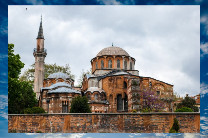 После падения Константинополя церковь превратили в мечеть.