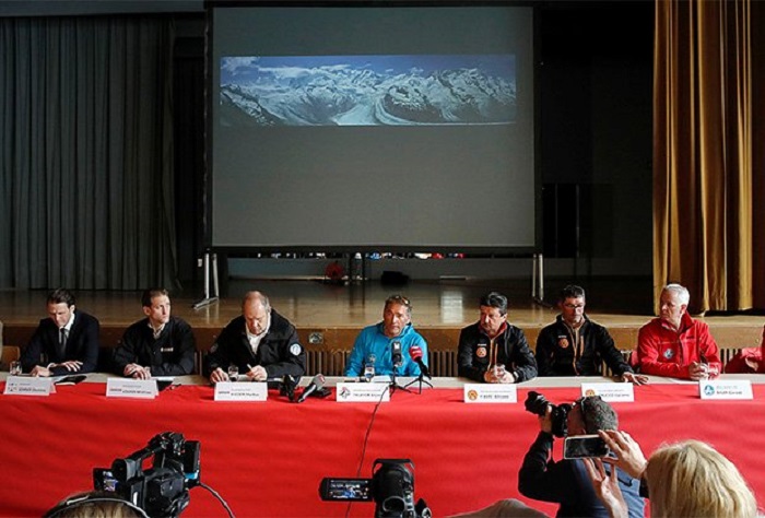 Пресс-конференция на горнолыжном курорте после исчезновения миллиардера. /Фото: Reuters