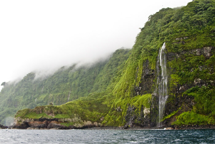 Остров знаменит красивыми водопадами. /Фото:flickr.com