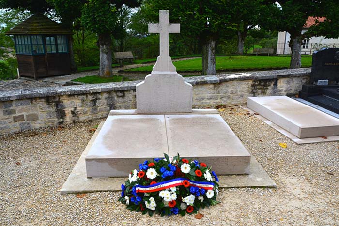 Де Голль хотел, чтобы после смерти его похоронили рядом с дочкой./Фото:ipernity.com