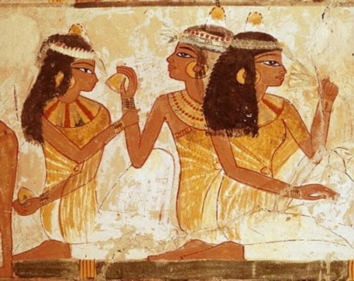 Египтянки и шумерки красили губы в яркие цвета.