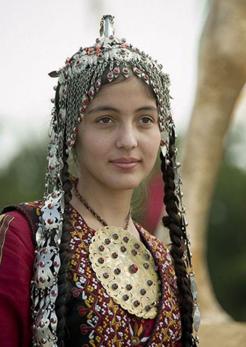 Туркменская девушка в традиционном наряде с ювелирными украшениями. /Фото:livemaster.ru