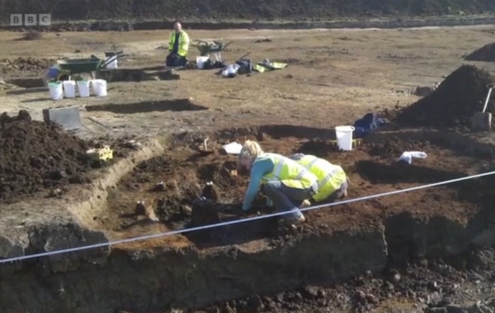 Место раскопок. /Видеокадр Oxford Archaeology