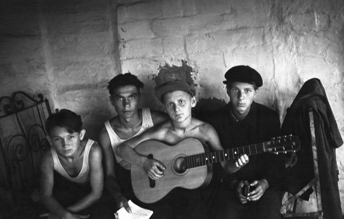 Мальчишки с гитарой, советские годы. /Фото: inyariver.livejournal.com
