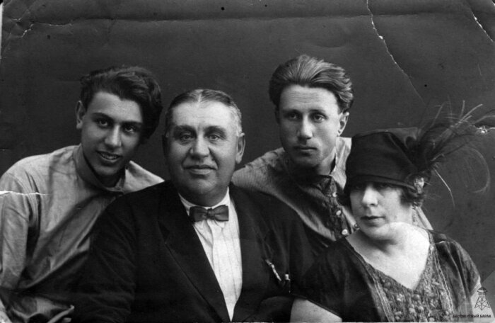 Донат (крайний слева) с мамой, отцом и братом Михаилом, 1922 год. /Фото:bessmertnybarak.ru 