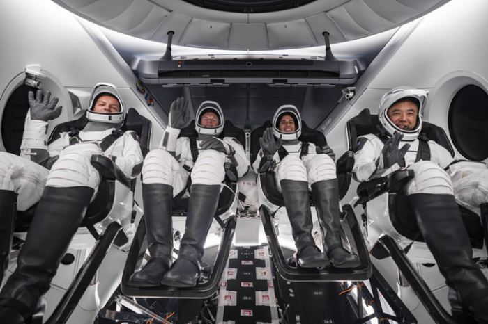 Жасмин с коллегами уже на борту. /Фото: NASA