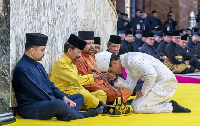 Жених просит благословения. /Фото: Департамент информации Брунея