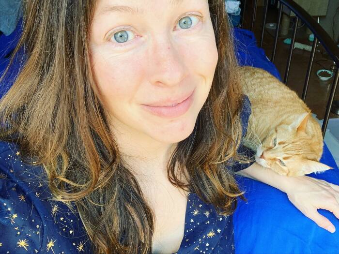 Трейси со своим рыжим котом. /Фото: страница Т. Джонсон в соцсети.