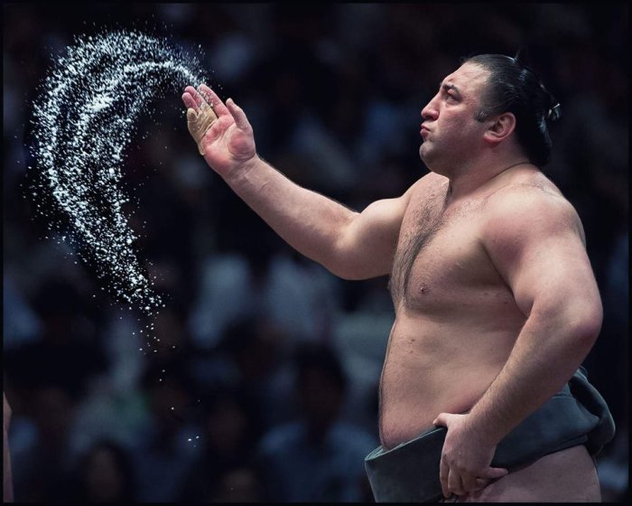 Леван посыпает перед матчем ринг-дохё солью. По японской традиции, это символизирует честность борца. /Фото:twimg.com