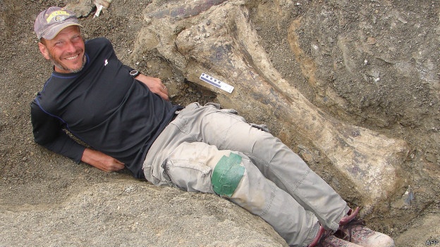 Руководитель палеонтологической группы доктор К. Лаковара и большая берцовая кость дредноута./Фото:wildwildworld.net.ua