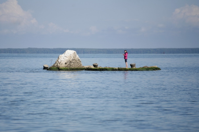 Рыбинское мое в наши дни. Некоторые камни, оставшиеся от города, показались из воды. /Фото:pravmir.ru. 