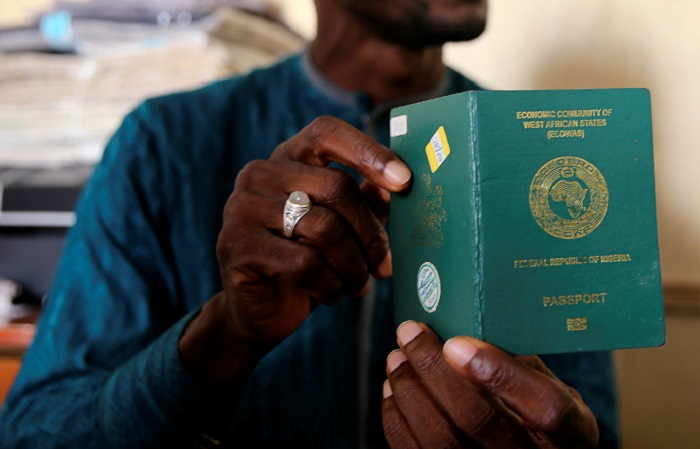 У нигерийцев паспорта зелёные. /Фото: qz.com