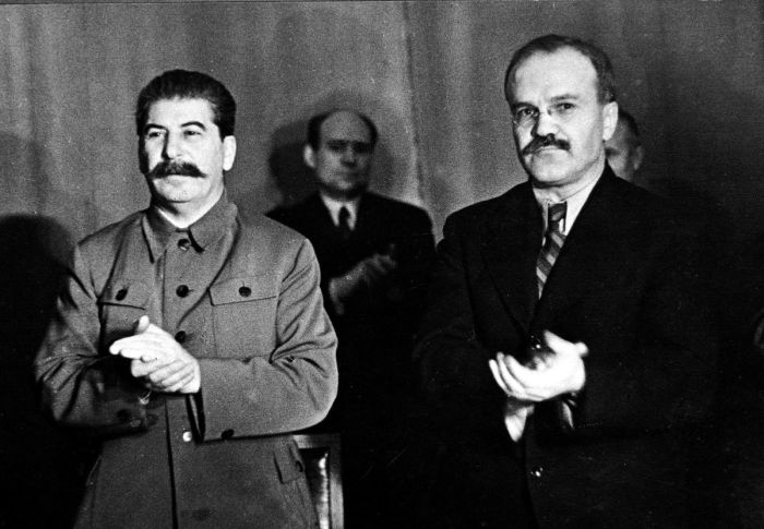 Молотов остался предан Сталину, но моховик был уже запущен: вождь утратил к нему доверие, упрекая в том, что он был слишком откровенен с супругой-еврейкой. /Фото:lenincrew.com