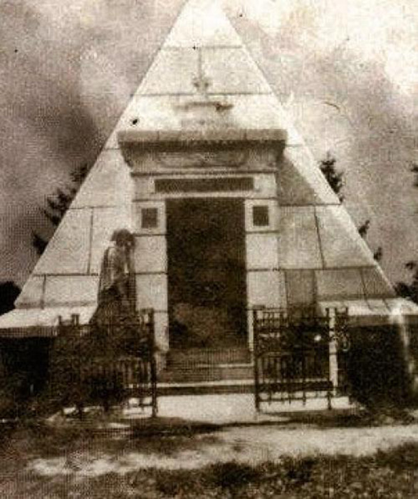 Сохранившееся первоначальное фото пирамиды. 
