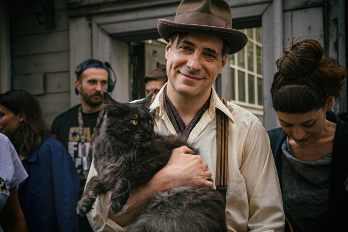 Цыганов с котом на съемках. /Фото: amediafilm.ru