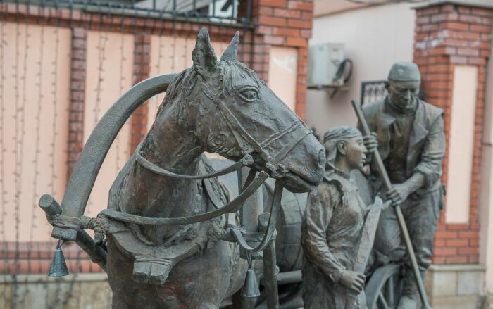 Колокольчики у лошади водовоза настоящие и звенят. /Фото: tourprom.ru