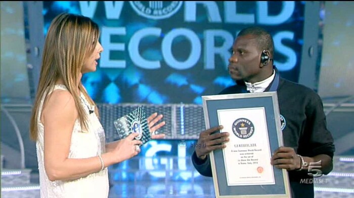 Африканцу вручают сертификат о рекорде. Видеокадр