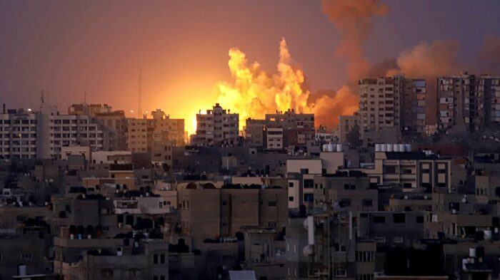 Обстрел сектора Газа в ответ на атаку израильских городов. / Фото: profile.ru