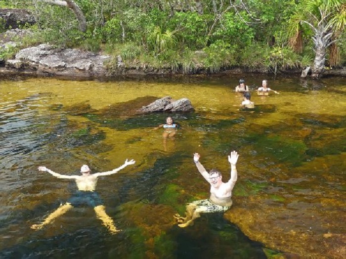 В разноцветной реке очень чистая вода и залезать в нее, намазавшись кремом, нежелательно. /Фото:tripadvisor.com