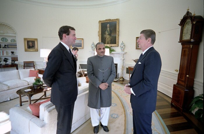 Зия-уль-Хак с президентом Рейганом и советником по нацбезопасности США Кларком. /Фото:wikipedia.net