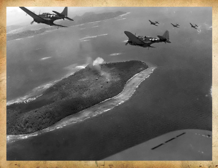 Американские бомбардировщики во время налета на атолл Трук.