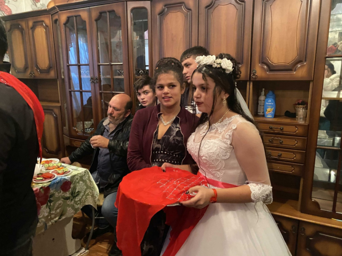 Эта невеста по цыганским меркам не такая и юная. Иногда девочек отдают замуж в 12 лет. /Фото: pg21.ru