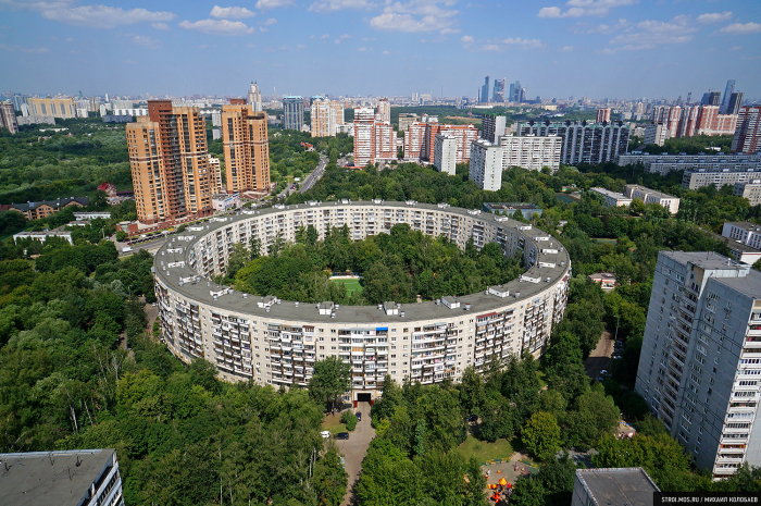 Так выглядит первый из возведенных круглых домов в наши дни. /Фото:stroi.mos.ru
