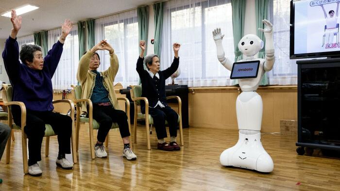Японские старики общаются даже с роботами. /Фото: magentahealthjapan.com