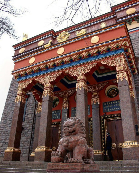 Лев у входа в храм. /Фото:https://fastpic.co