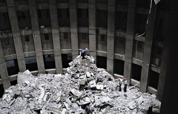 Рабочие расчищают завалы. /Фото: artlogic-res.cloudinary.com