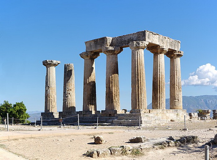 Руины храма Аполлона в Коринфе
