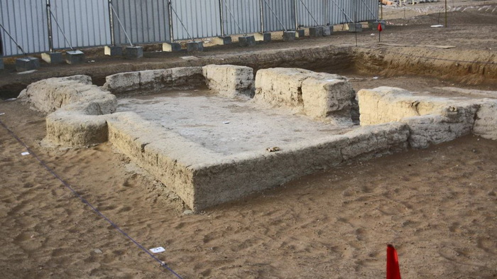 На территории города Аль-Айн, основанного рядом с оазисом, обнаружены следы одной из старейших мечетей - возрастом около 1000 лет