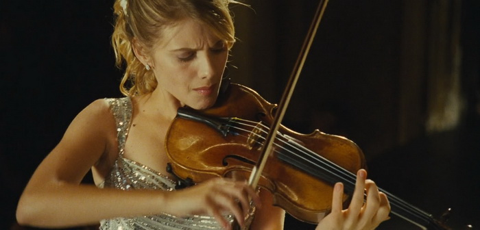 Для роли в фильме «Концерт» Мелани пришлось научиться правильно держать скрипку