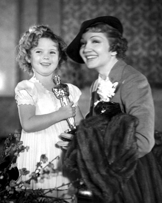 Юная Ширли Темпл получает премию, 1935 год