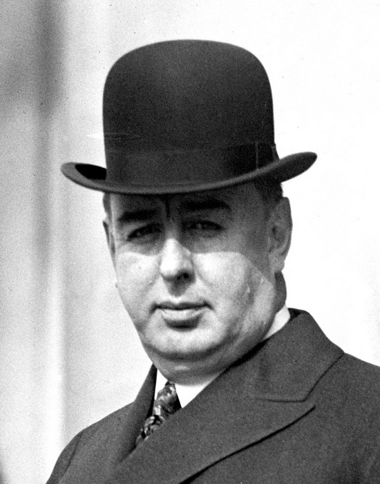 Уильям Хейл Томпсон, мэр Чикаго, пользовался финансовой поддержкой Капоне