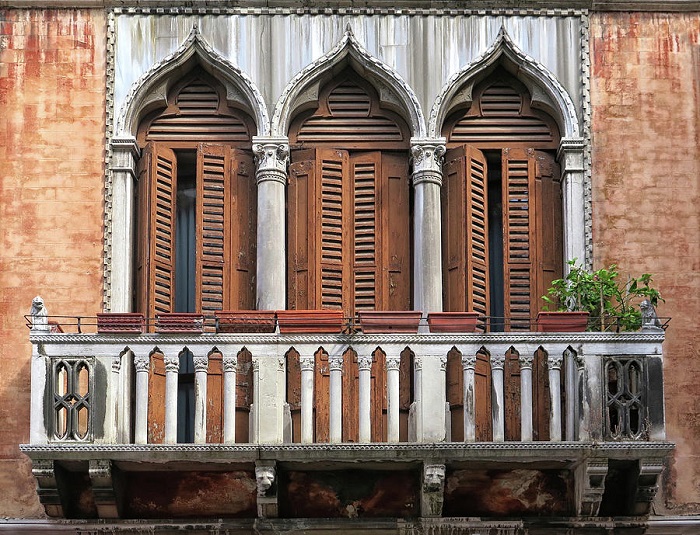 Венецианцы закрывали окна деревянными пластинами, чтобы обеспечить приватность. Источник: pinterest.com