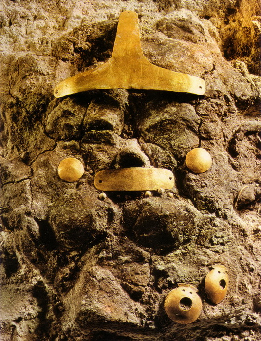 В одном из захоронений Варненского могильника: украшения на глиняной фигуре
